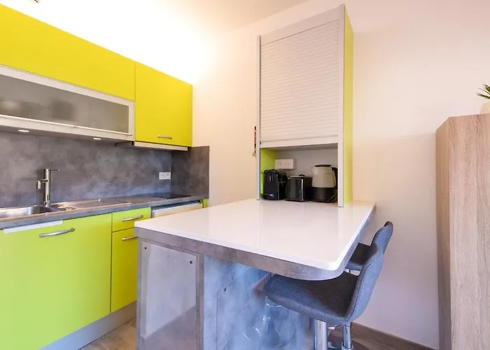 Studio-cabine Climatise -4 Pers- Proche De La Sainte-Maxime